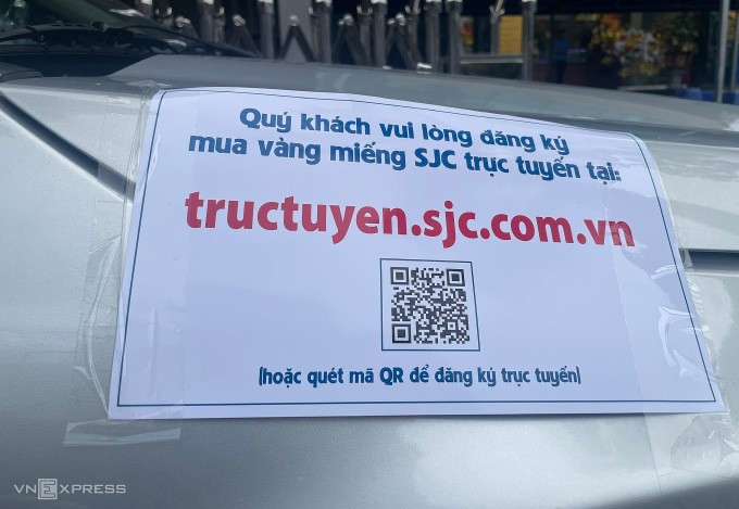 فرقت شركة SJC، صباح اليوم، العملاء المتجمعين أمام مقرها الرئيسي في Nguyen Thi Minh Khai (المنطقة 3، مدينة هوشي منه)، ونشرت إشعارًا حول التسجيل لشراء الذهب عبر الإنترنت من خلال الموقع الإلكتروني. الصورة: كوينه ترانج