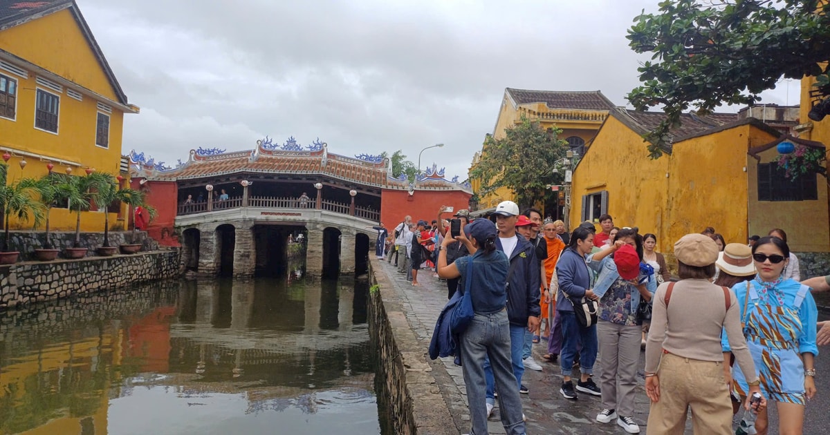 El puente cubierto japonés atrae turistas