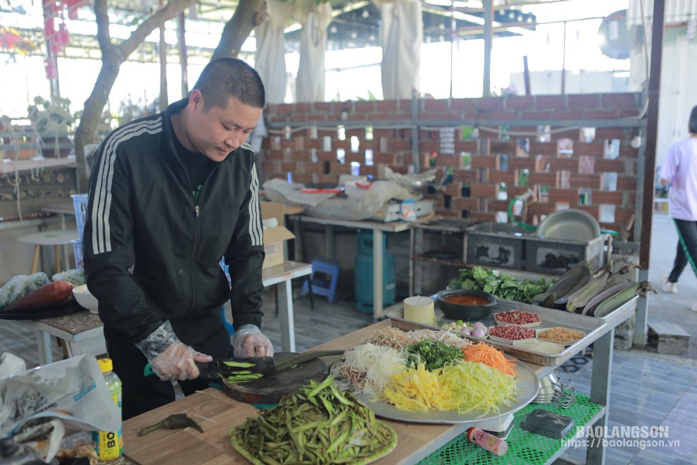 Mr. Nong Tuan Chau is preparing núc nác salad.