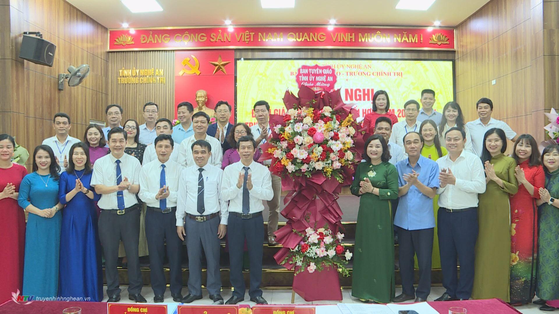 การปรับปรุงประสิทธิภาพการประสานงานระหว่างแผนกโฆษณาชวนเชื่อของคณะกรรมการพรรคจังหวัดและโรงเรียนการเมืองจังหวัดเหงะอาน