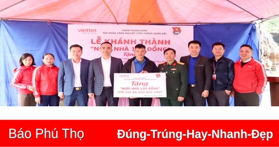 Handing over the "100 Dong House" in Yen Lap