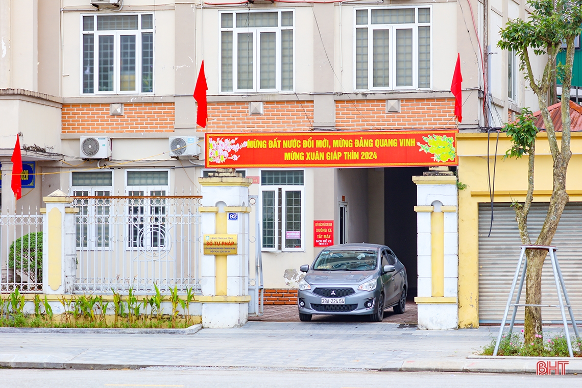 Zur Feier des 94. Jahrestages der Parteigründung sind die Straßen von Ha Tinh mit Fahnen und Blumen geschmückt.