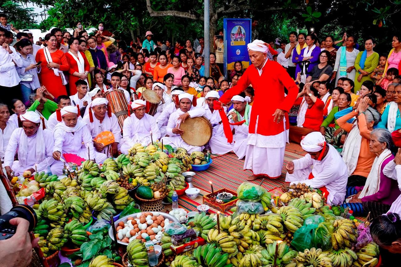 nl.-dai-le-cung-ta-on-nu-than-po-sah-inu-y-las-deidades-espirituales.jpg