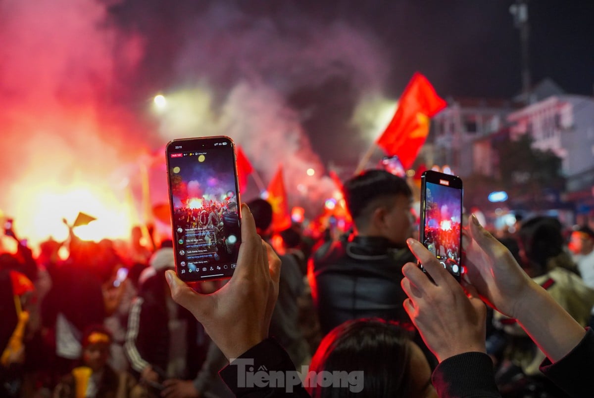 Menschenmassen stürmen um das Viet-Tri-Stadion, um den Sieg Vietnams über Thailand zu feiern. Foto 5