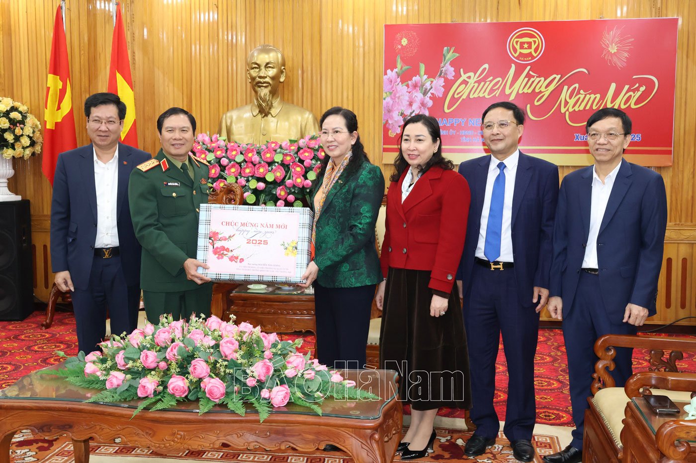 Đại tướng Nguyễn Tân Cương thăm tặng quà chúc Tết tại Hà Nam