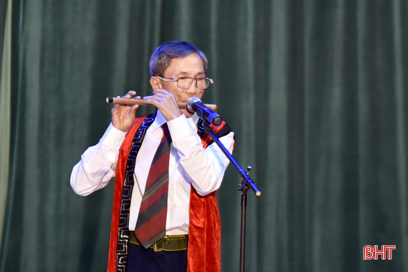 Festival de chant passionnant pour les personnes âgées de la ville de Hong Linh