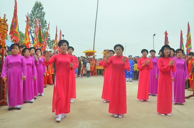 Múa dâng hương trong múa, hát nhà tơ tại lễ hội đình Tràng Y, xã Đại Bình (Đầm Hà). Ảnh Quốc Nghị (Trung tâm TT-VH Đầm Hà)