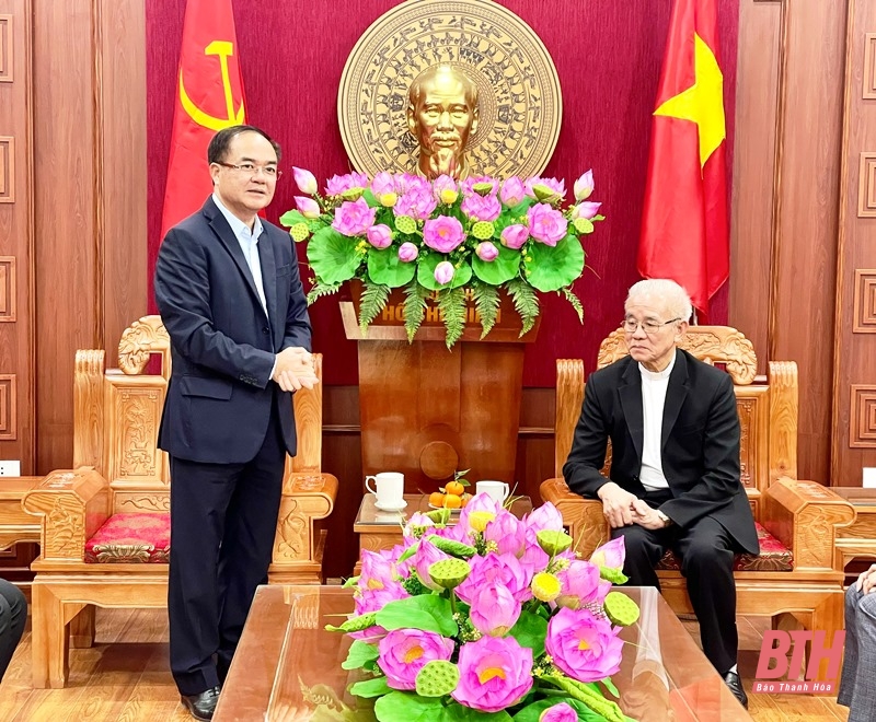 내무부 차관 Vu Chien Thang, Tran Xuan Manh 신부의 크리스마스 축하 인사