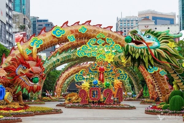 Ho-Chi-Minh-Stadt behält Drachenmaskottchen bis Ende Januar in der Blumenstraße Nguyen Hue