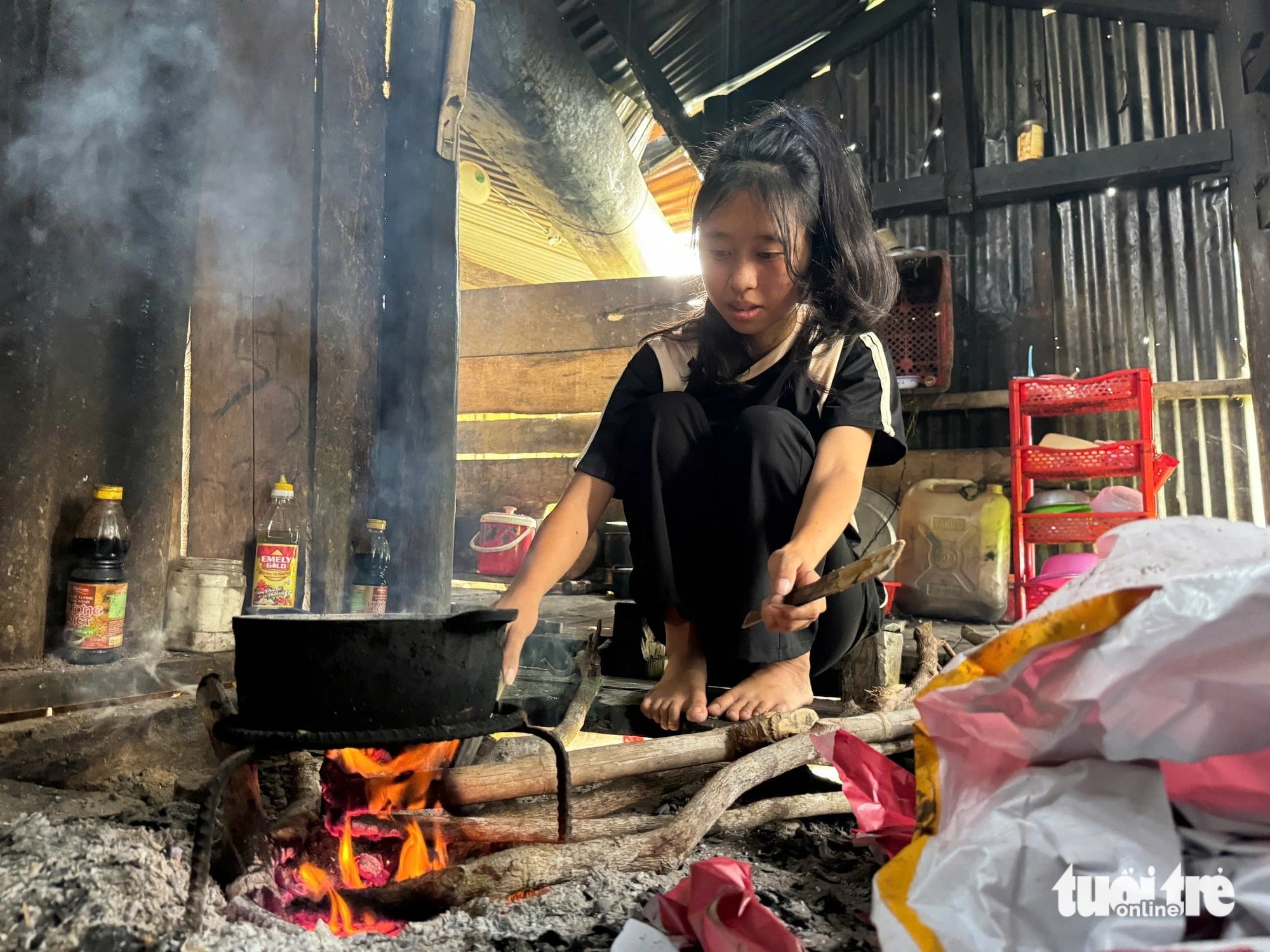 Cô gái H'Mông 2 lần mồ côi cha trở thành nữ sinh viên đại học đầu tiên của buôn Plao Siêng - Ảnh 2.