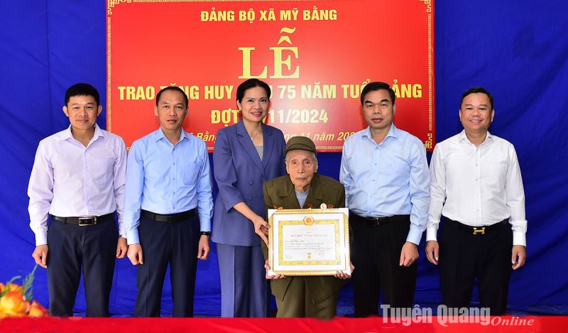 Provincial Party Secretary Ha Thi Nga awarded the 75-year Party membership badge and visited and presented gifts to families with revolutionary contributions.