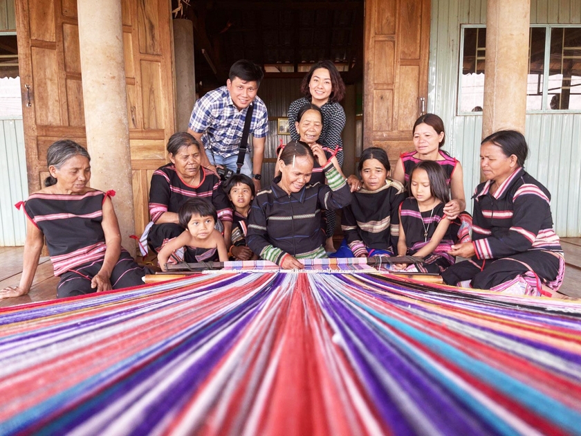 Câu lạc bộ Dệt thổ cẩm gắn với du lịch cộng đồng xã Ia Mơ Nông (huyện Chư Păh) thu hút nhiều du khách đến tham quan, trải nghiệm. Ảnh: M.C