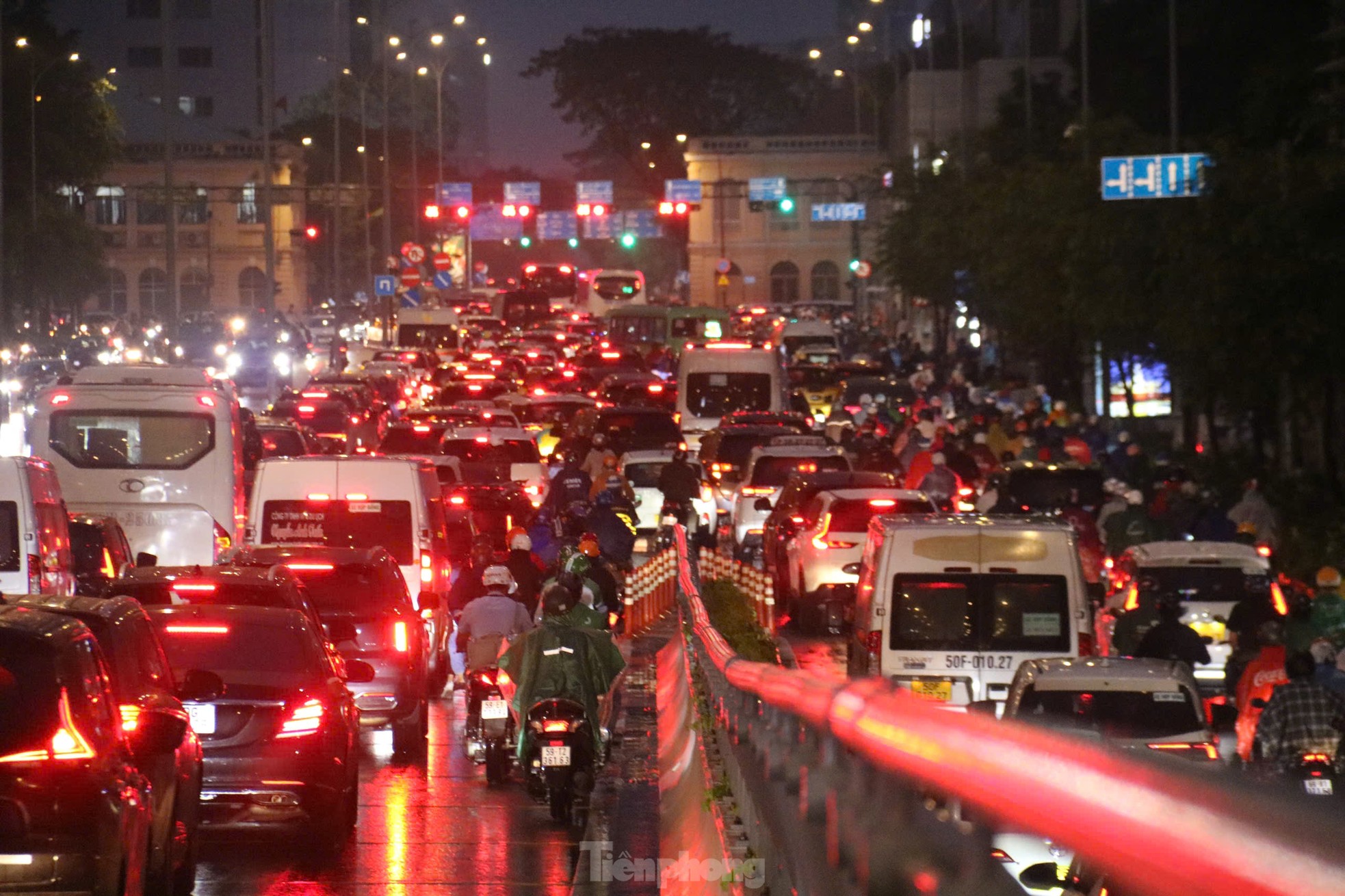 Embouteillages et routes inondées à Ho Chi Minh-Ville après des pluies inhabituelles combinées à une marée haute le 15e jour du 12e mois lunaire, photo 12