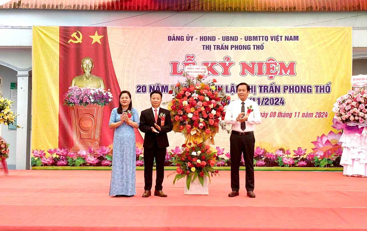 Văn nghệ chào mừng.
