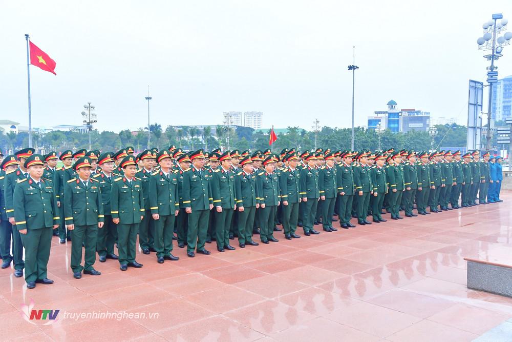 The delegation offered flowers at the statue of President Ho Chi Minh.