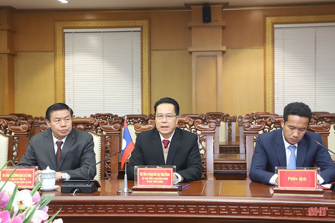 Remise de la Médaille du Travail de Première Classe de l'État du Laos à la province de Ha Tinh