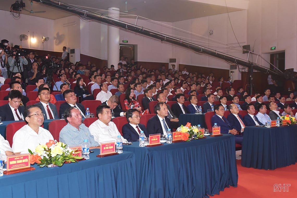 Ha Tinh honors 53 outstanding businesses and entrepreneurs