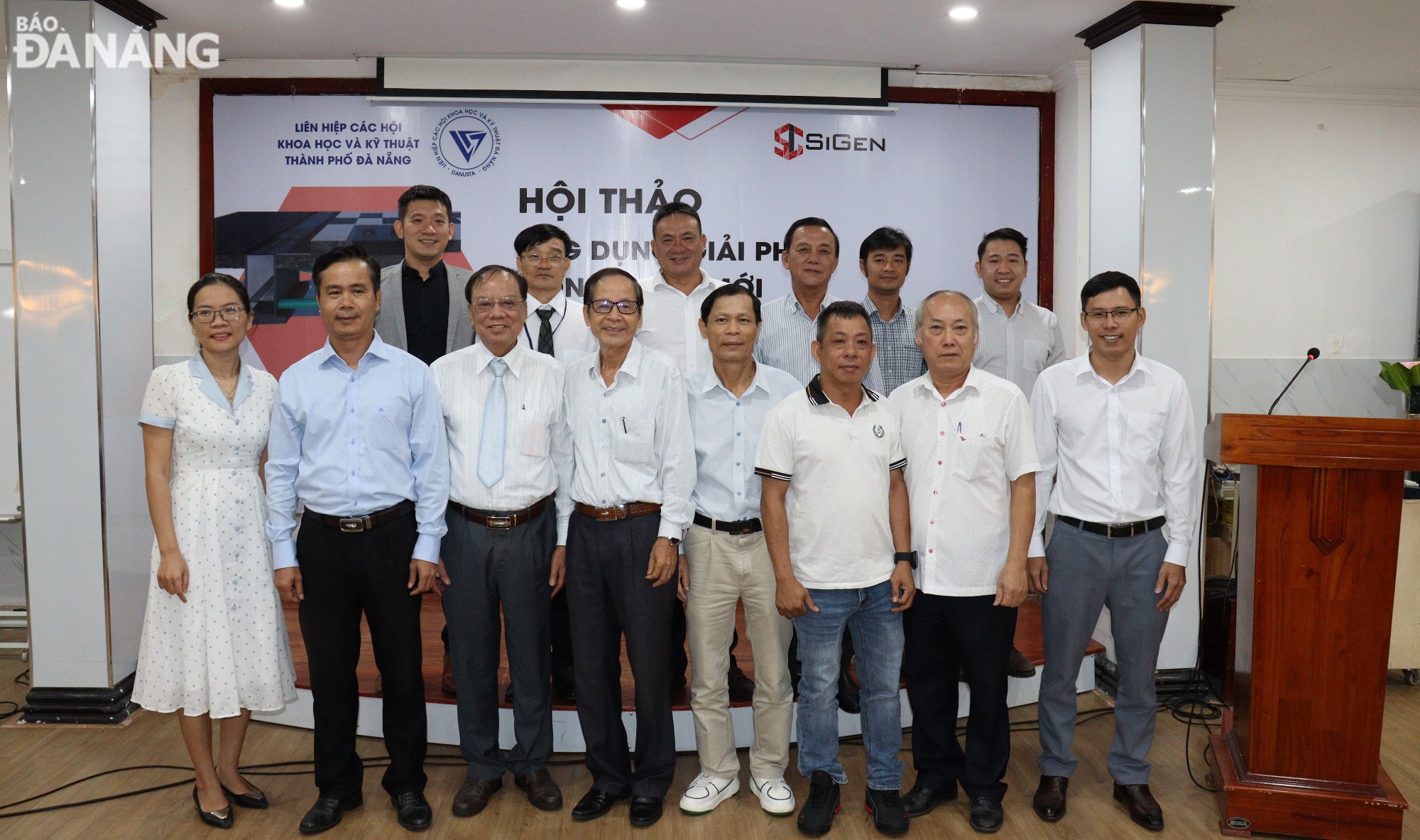 Les dirigeants de l'Union des associations scientifiques et technologiques de la ville de Da Nang, province de Ba Ria - Vung Tau et les délégués participant à la conférence ont pris une photo souvenir. Photo: HOANG HIEP