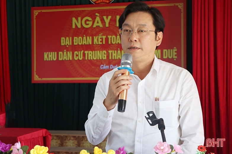 Head of the Provincial Party Committee's Mass Mobilization Commission joins in the solidarity festival in Cam Xuyen