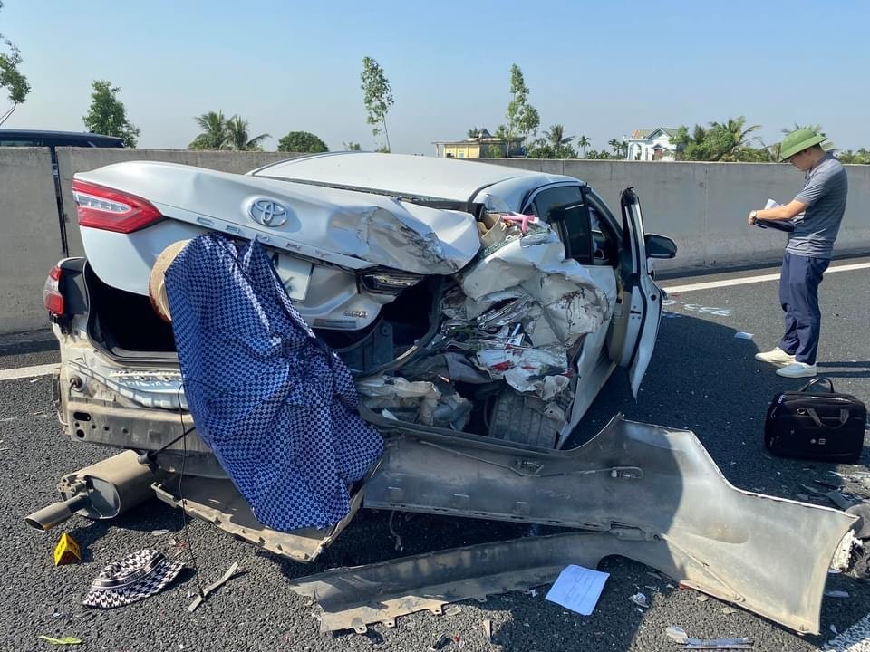 Trois voitures entrent en collision sur l'autoroute de Hanoi