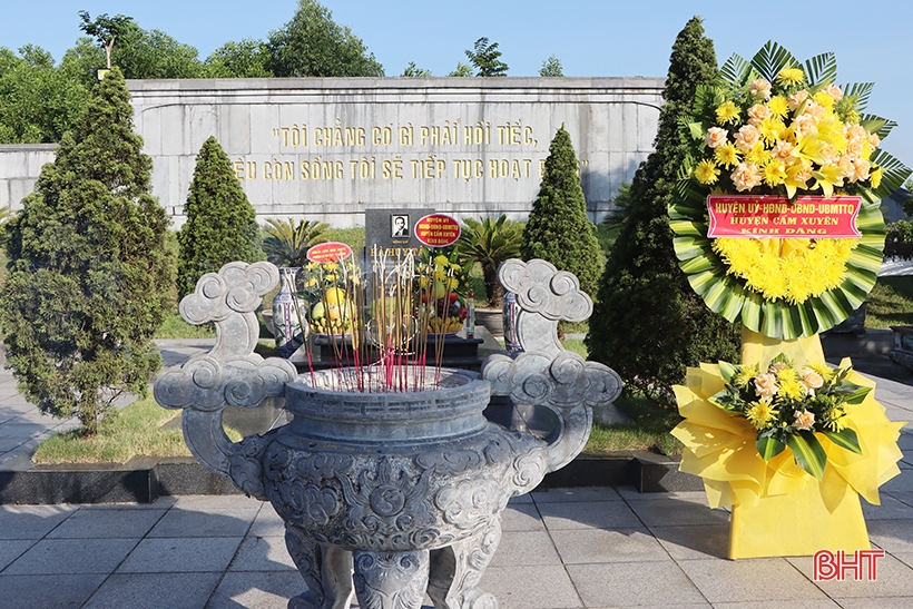 Ofrenda de incienso para conmemorar el 82 aniversario de la muerte del difunto Secretario General Ha Huy Tap