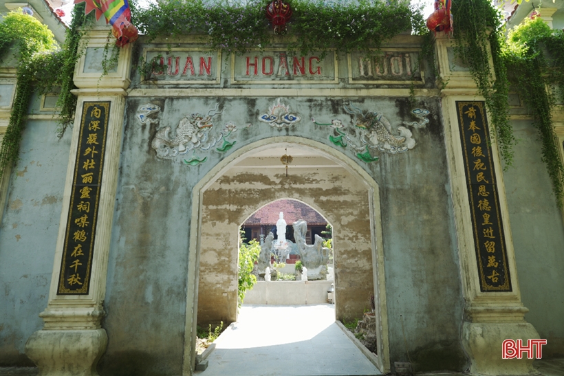 Visitez le temple sacré au pied de la montagne Hong