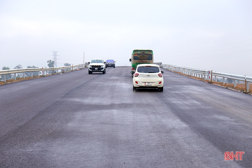 Circulation intense sur le viaduc de l'autoroute 8 lors de l'ouverture technique