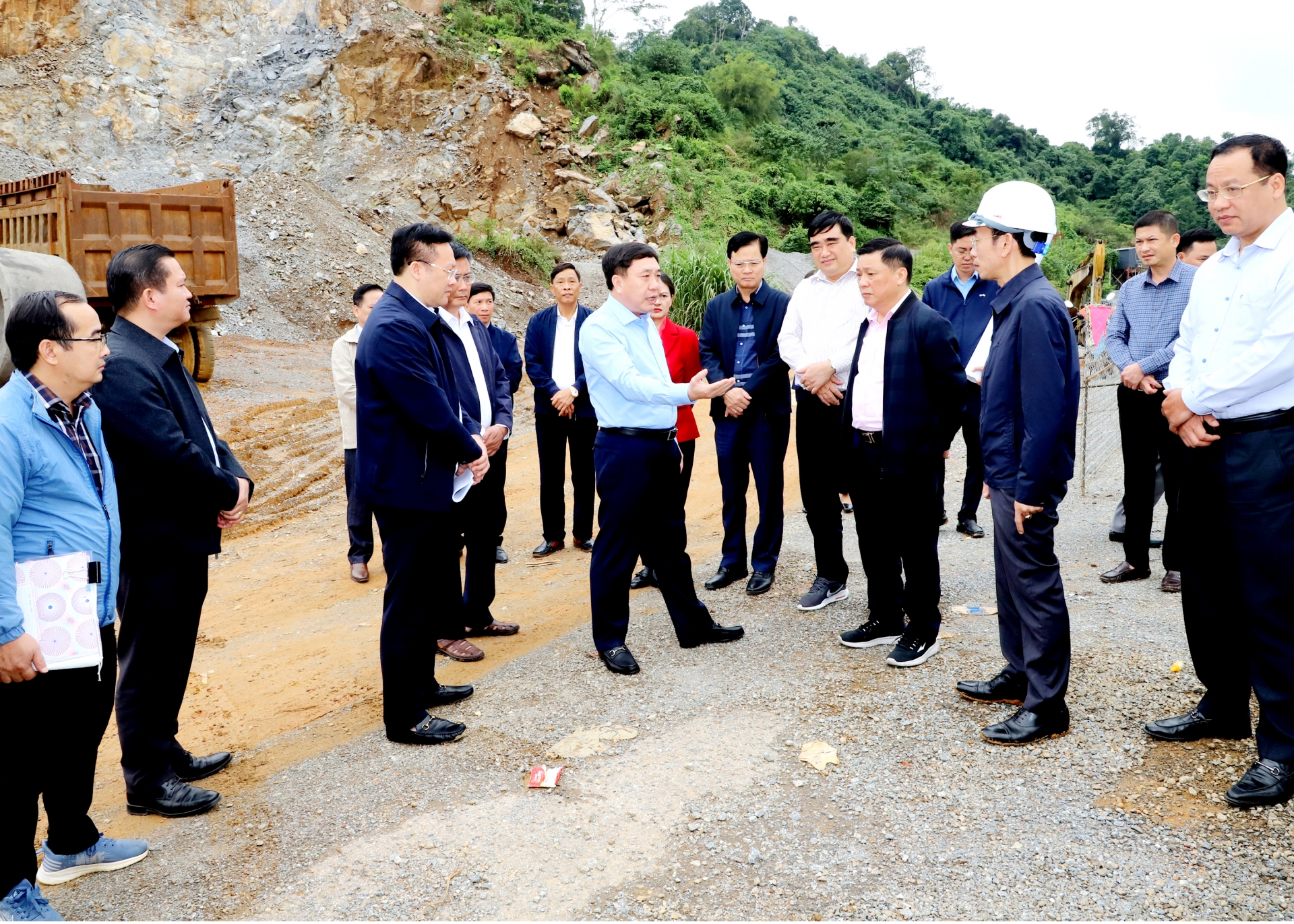 Acting Provincial Party Secretary Nguyen Manh Dung inspected construction packages.