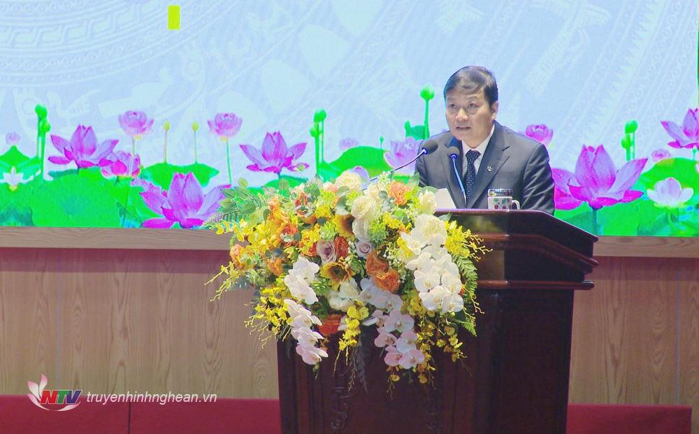 El camarada Le Hong Vinh, miembro del Comité Provincial del Partido y vicepresidente permanente del Comité Popular Provincial, pronunció un discurso en la conferencia.