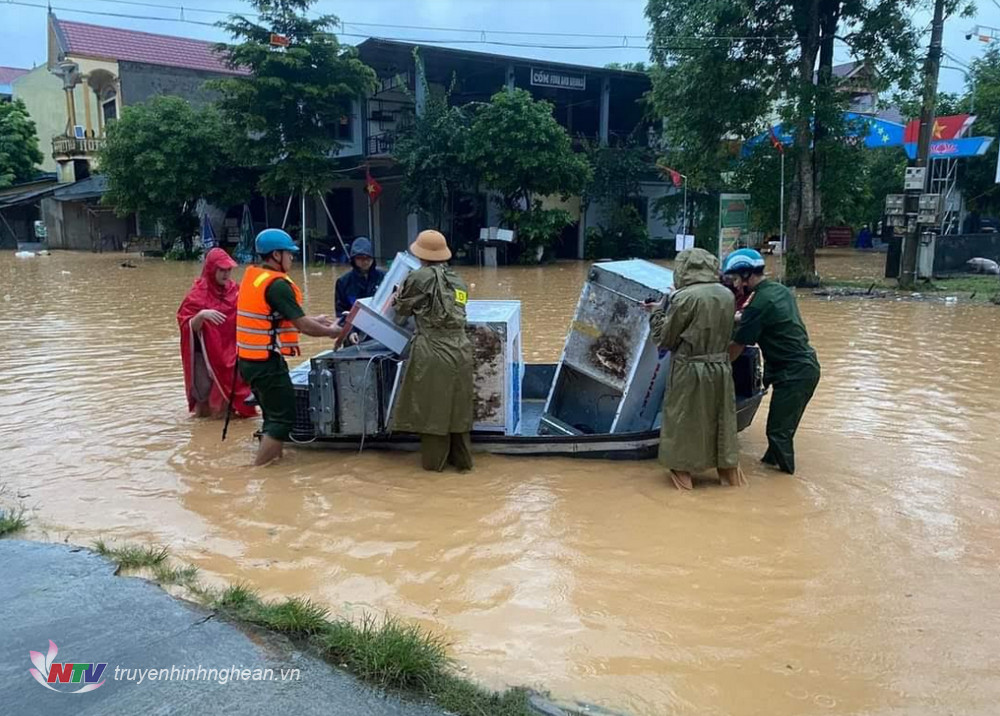 Công an các địa phương huy động lực lượng di chuyển tài sản và đưa người dân đến vùng an toàn. (Ảnh tư liệu)