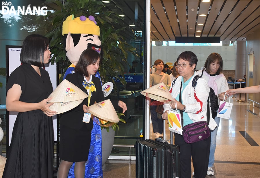 初便の観光客はダナンに到着するとすぐに贈り物を受け取った。写真：THU HA