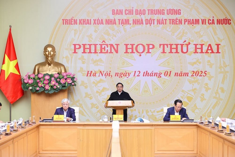 Thủ tướng Chính phủ Phạm Minh Chính, Trưởng ban Chỉ đạo Trung ương triển khai xóa nhà tạm, nhà dột nát trên phạm vi cả nước (Ban Chỉ đạo) chủ trì họp Phiên thứ hai của Ban Chỉ đạo để đánh giá tình hình, kết quả thực hiện chương trình xóa nhà tạm, nhà dột nát năm 2024, triển khai nhiệm vụ năm 2025. Ảnh: VGP