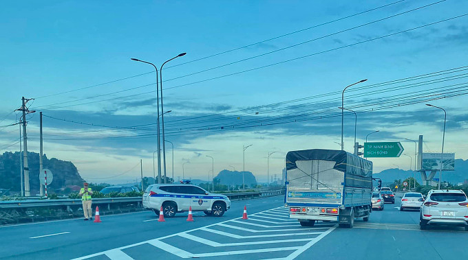 Ce matin, la police de la circulation de Ninh Binh a bloqué l'autoroute Nord-Sud et détourné la circulation vers l'autoroute 1A. Photo : Lam Son