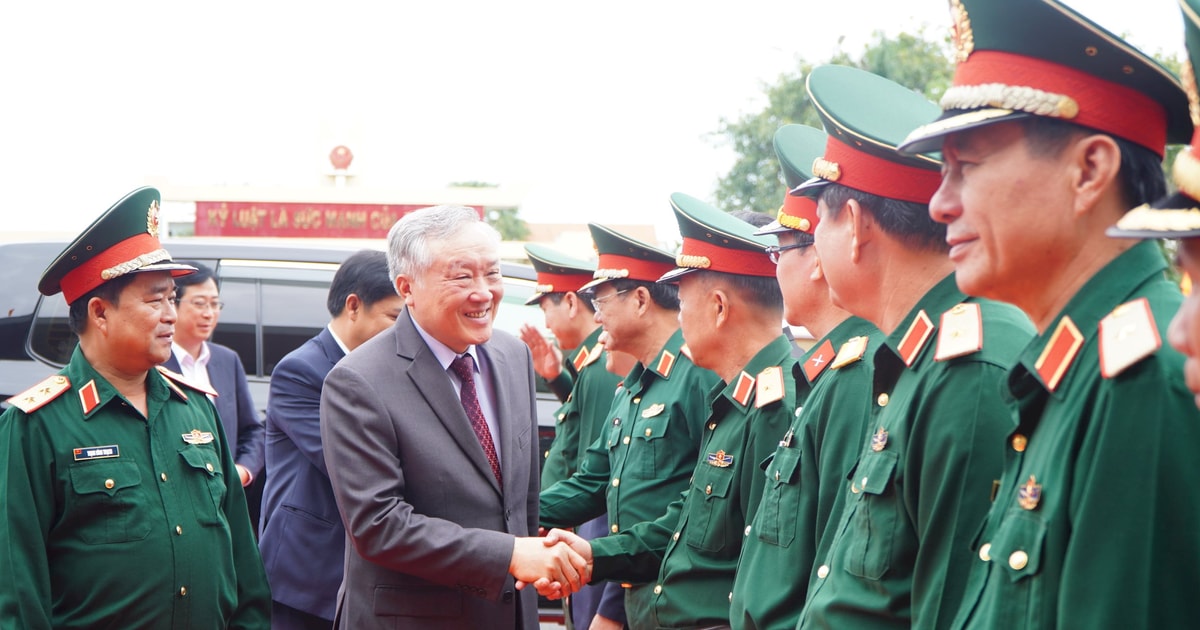 El viceprimer ministro permanente Nguyen Hoa Binh felicita a los oficiales y soldados de la Región Militar 5 por el Año Nuevo