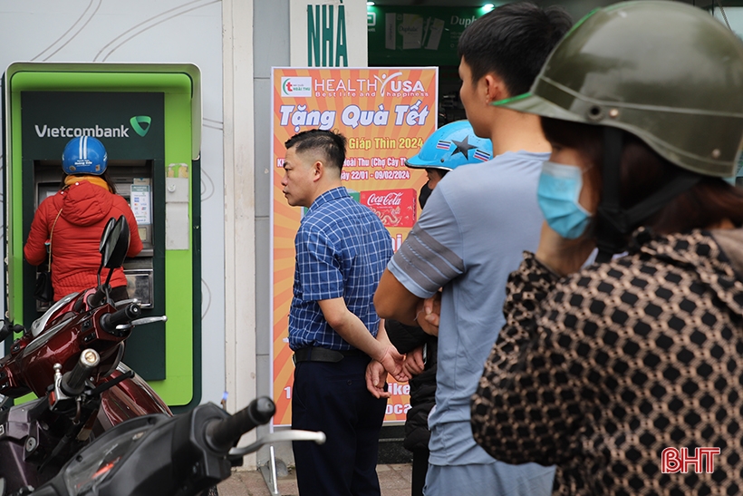 Ha Tinh Bank активно пополняет средства в банкоматах для обслуживания клиентов во время праздника Тет