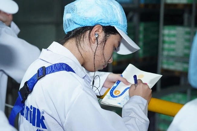 Vinamilk spreads environmental protection awareness to students through the super milk factory and Green Farm photo 7