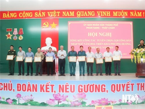 Phan Rang-Thap Cham City People's Committee summarizes the work of selecting and calling citizens to join the army in 2024