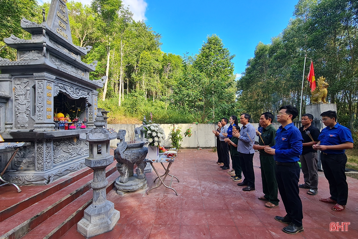 Visita al santuario de seis jóvenes voluntarias mártires en medio del bosque de Huong Khe