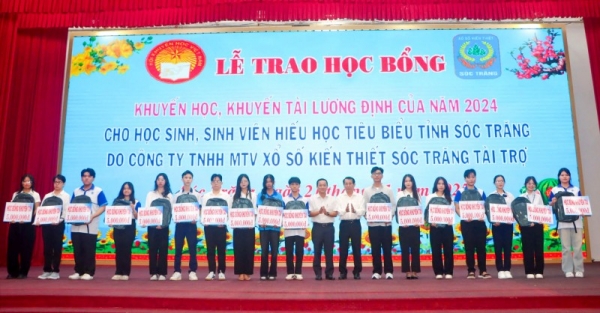 Sóc Trăng: Trao hơn 390 suất học bổng cho học sinh, sinh viên hiếu học