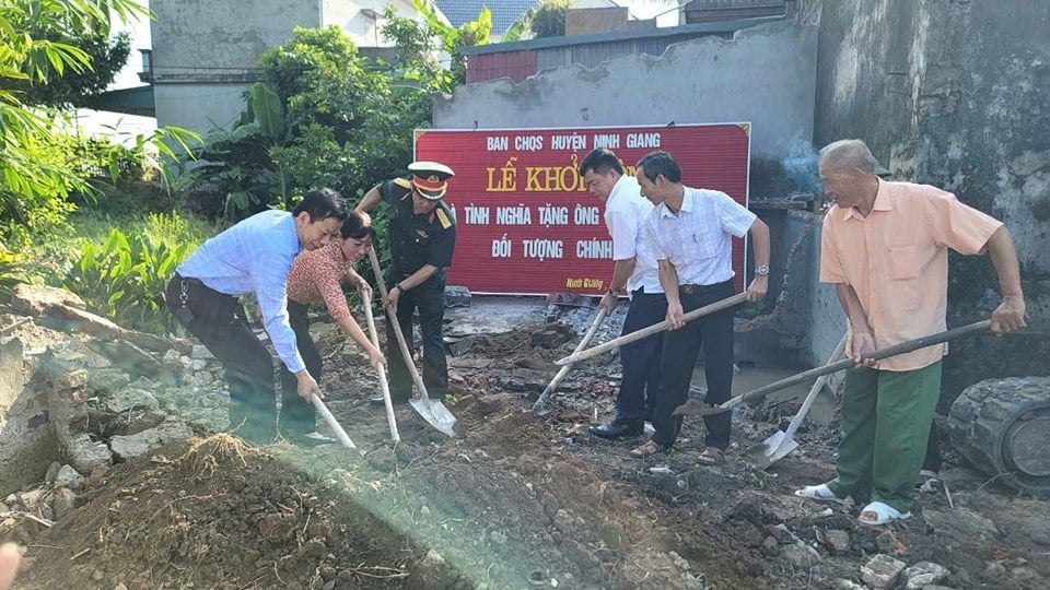 Building 2 houses of gratitude for war invalids and sick soldiers in Ninh Giang and Thanh Mien