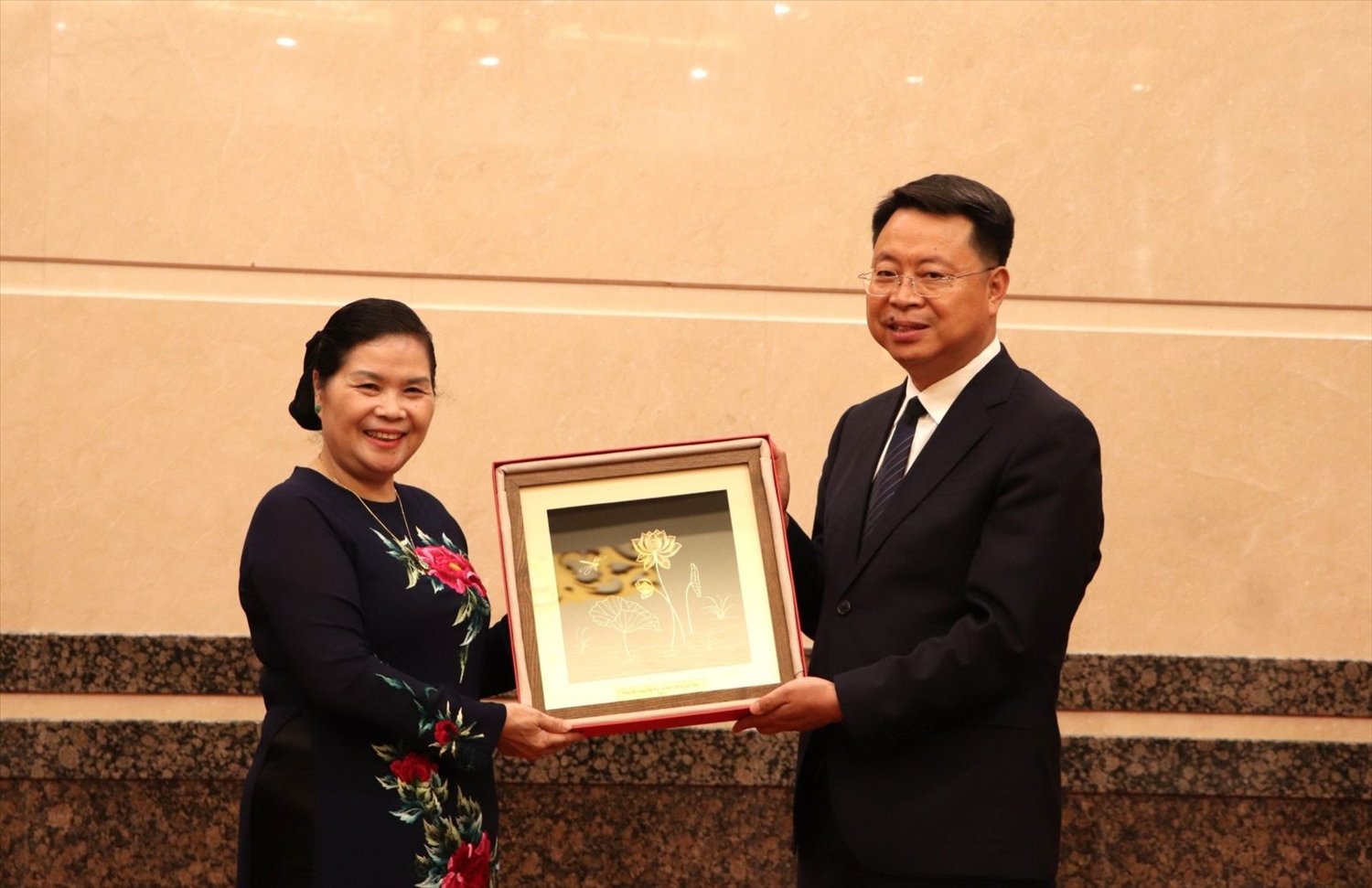 Bí thư Tỉnh ủy Lai Châu Giàng Páo Mỷ (Bên trái) tặng quà lưu niệm cho Bí thư Tỉnh ủy Châu Hồng Hà - Triệu Thụy Quân