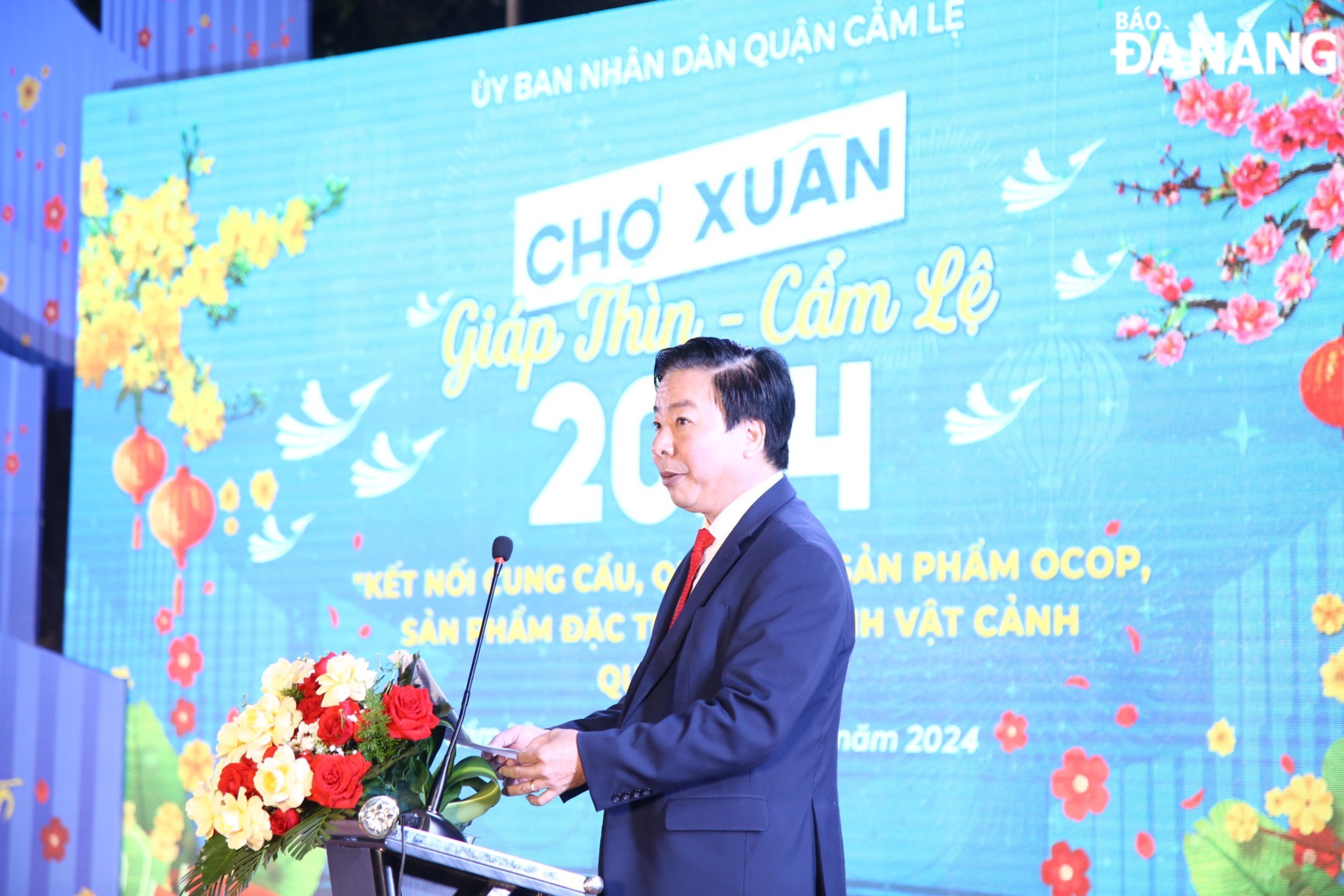 Herr Nguyen Quang Vinh, Vorsitzender des Volkskomitees des Bezirks Cam Le, hielt die Eröffnungsrede auf dem Giap Thin – Cam Le 2024 Spring Market.