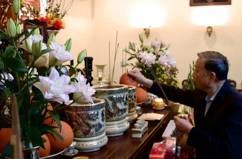 General Secretary To Lam offers incense in memory of General Secretary Le Kha Phieu. (Photo: VOV)