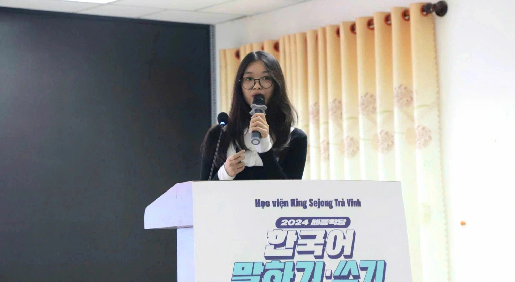 Female English student wins second prize in Korean language contest