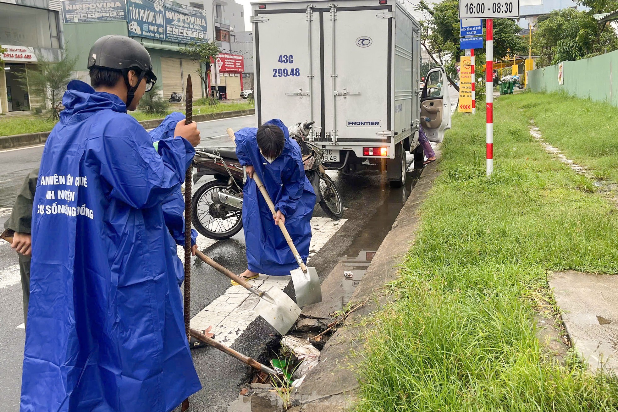 Da Nang aktiviert ein Freiwilligenteam, um Menschen bei der Vorbeugung des Sturms Tra Mi zu helfen. Foto 2