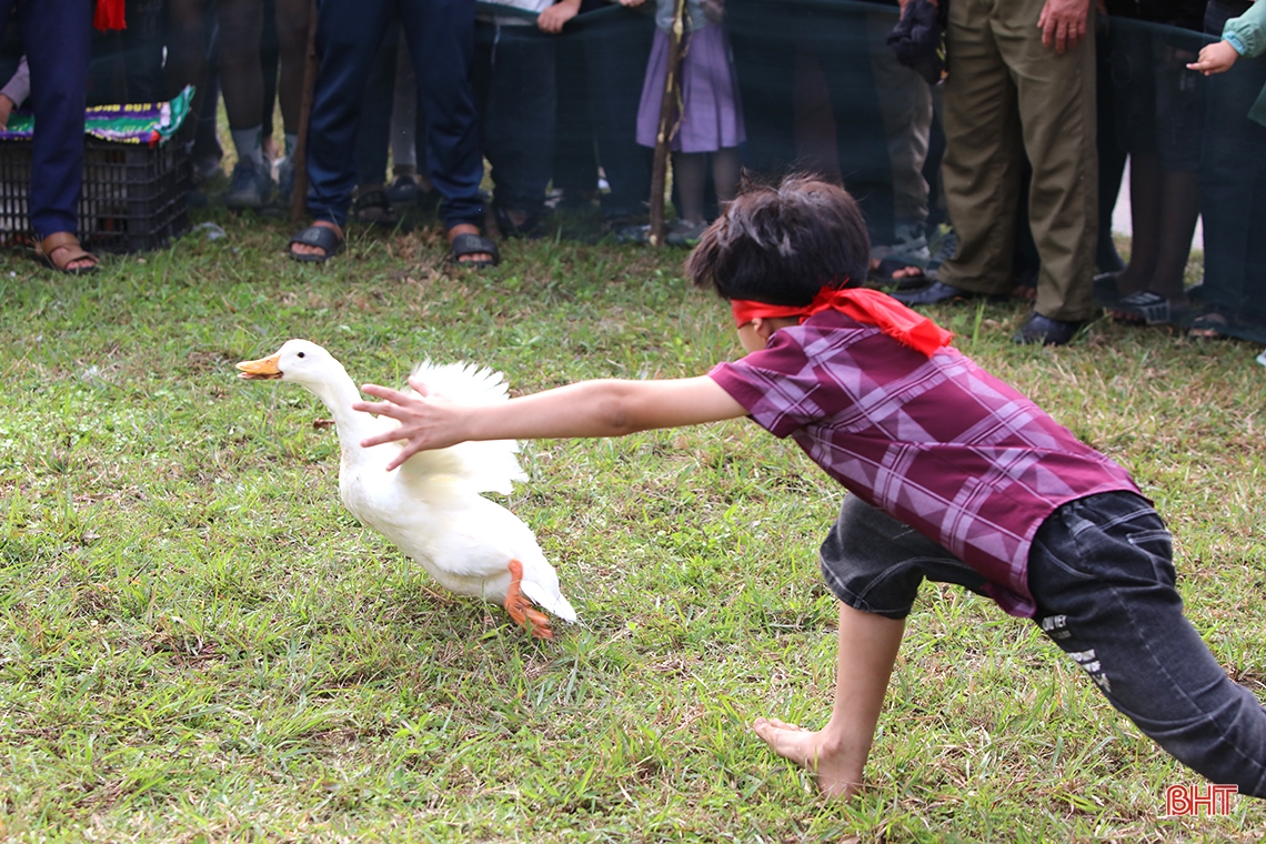 ភ្ញៀវ​ទេសចរ​រំភើប​ចិត្ត​ចំពោះ​សកម្មភាព​បើក​វត្ត Huong Tich