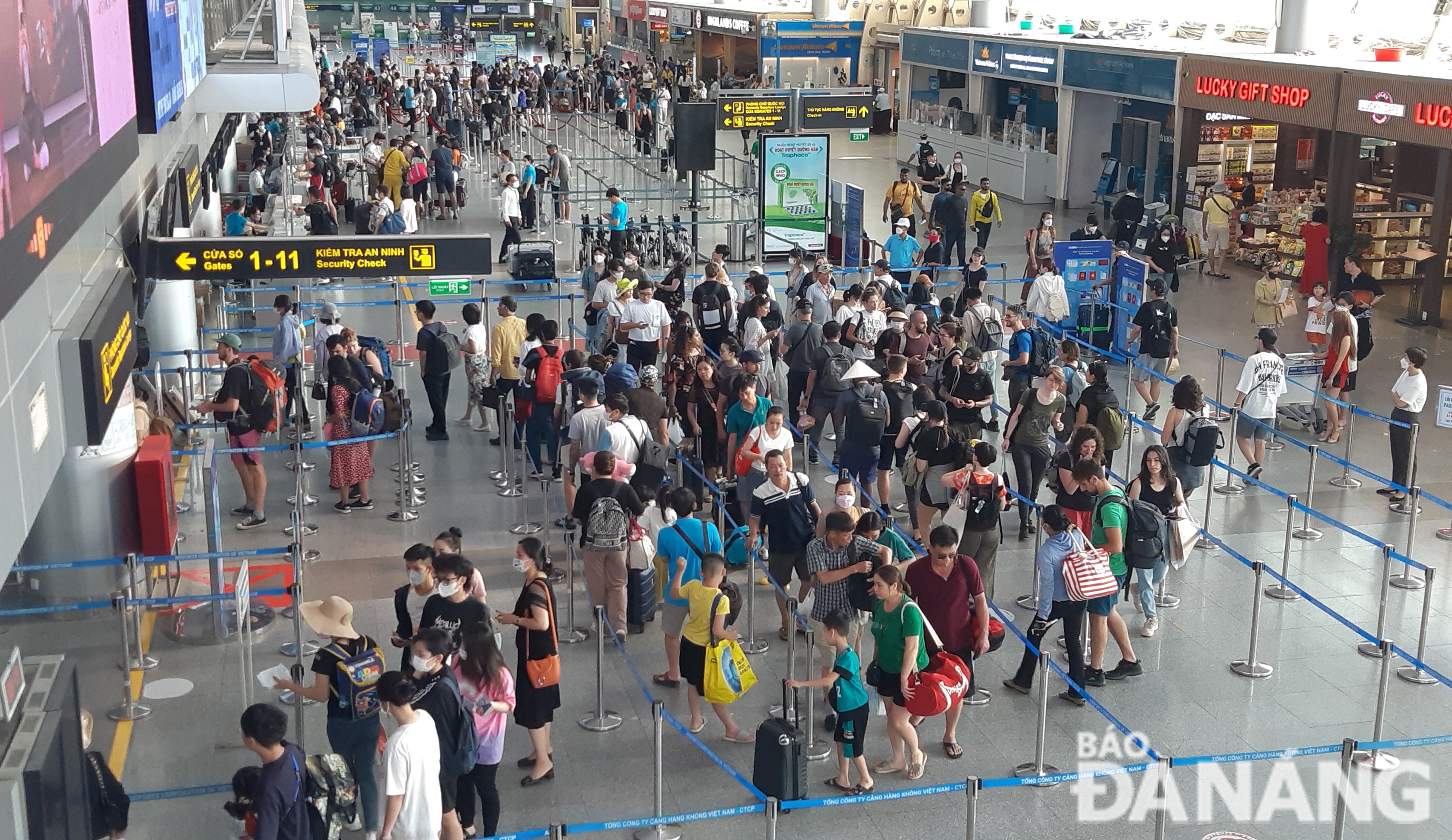 Passagiere checken am Flughafen Da Nang ein. Foto: THANH LAN