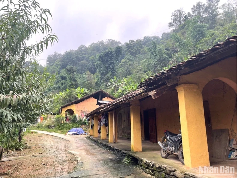 Einzigartige Architektur mit Stampflehmhäusern und Yin-Yang-Dächern des Dao Tien-Volkes in Cao Bang, Foto 7