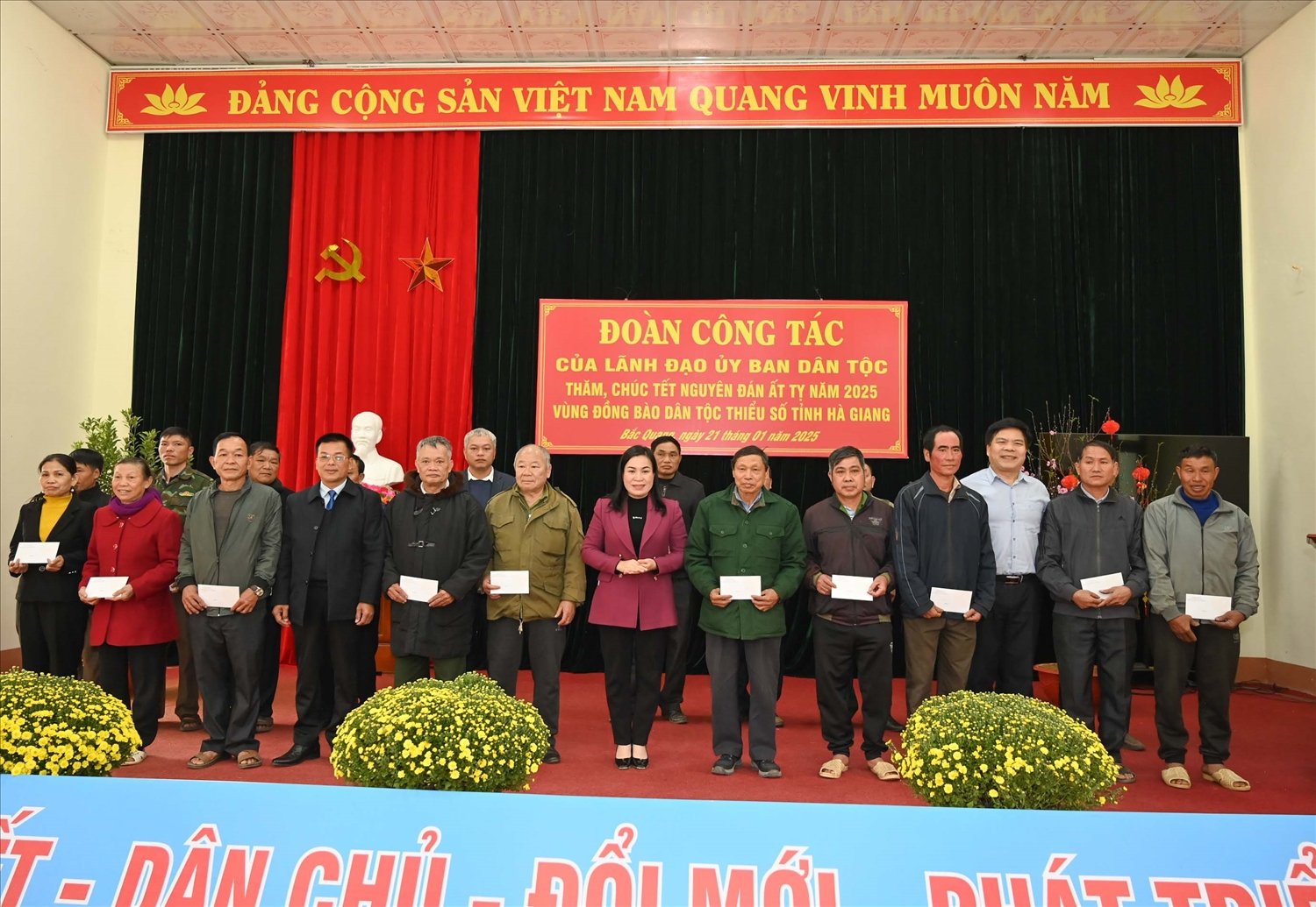 Trưởng Ban Dân tộc tỉnh Hà Giang Chu Thị Ngọc Diệp; Phó Vụ trưởng Vụ Tuyên truyền UBDT Đinh Xuân Thắng; Phó Bí thư Thường trực Huyện ủy Bắc Quang Lương Tiến Dũng tặng quà Tết cho Người có uy tín của 03 xã Tân Thành, Đồng Tiến, Thượng Bình huyện Bắc Quang