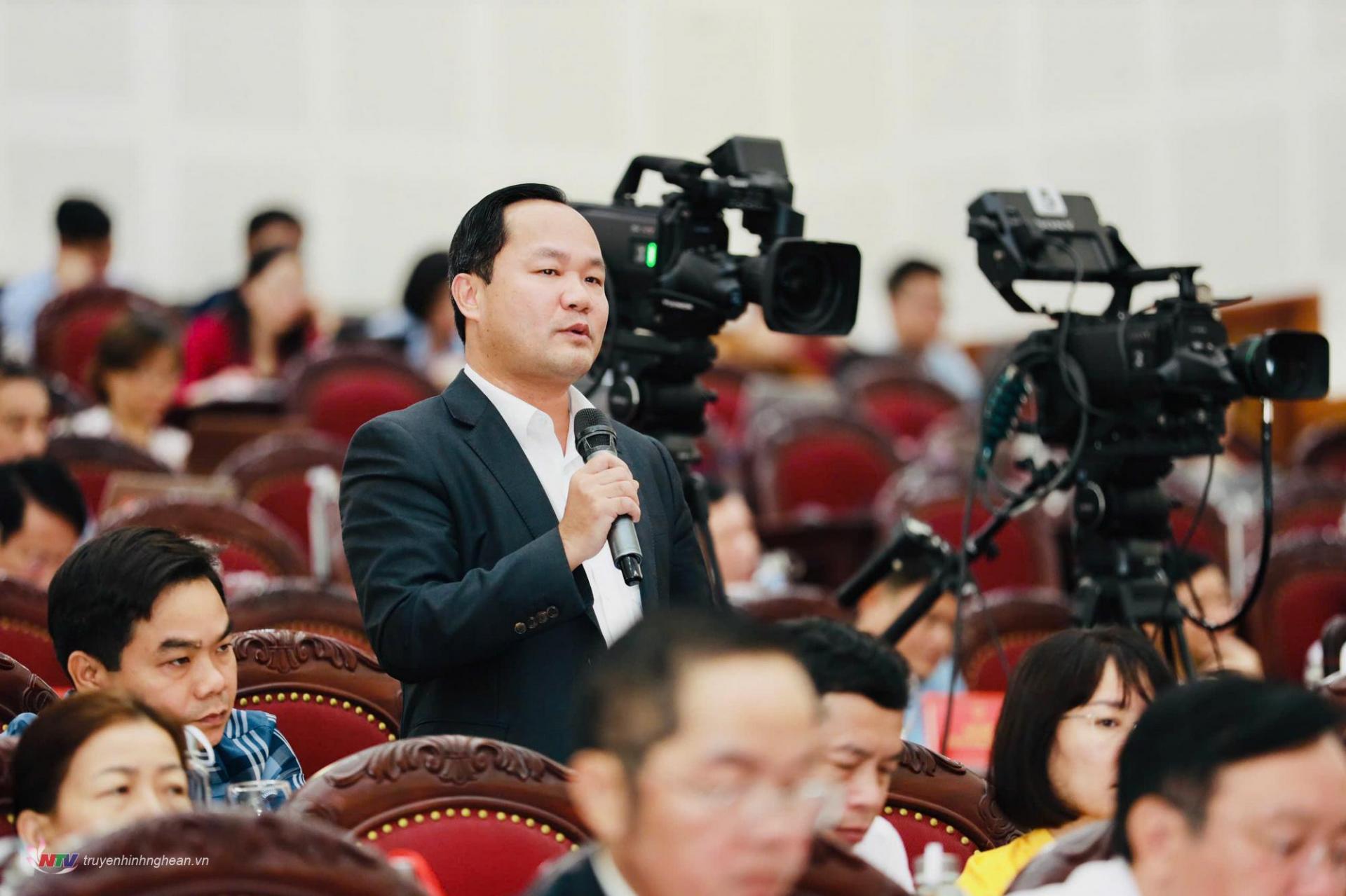 Director of the Department of Natural Resources and Environment Hoang Quoc Viet explained and clarified the opinions of delegates.